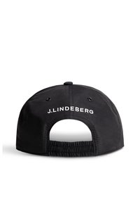 Svart baseballkeps i tyg med en rundad skärm. Har elastisk bakdel och vit text "J.LINDEBERG" på baksidan. Slät yta.