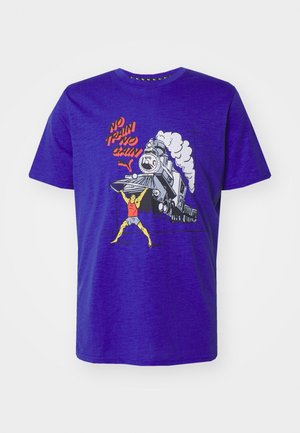 Fialové tričko s grafikou silného muže, který zvedá lokomotivu, a textem "Žádný vlak, žádný zisk" tučným červeným písmem.