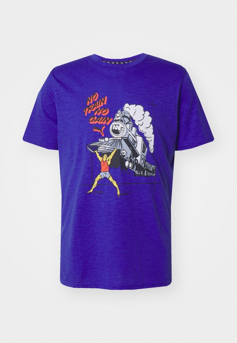 Fialové tričko s grafikou silného muže, který zvedá lokomotivu, a textem "Žádný vlak, žádný zisk" tučným červeným písmem.