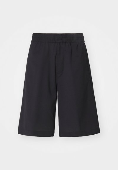 Shorts noirs en tissu doux, avec une taille élastique et des poches latérales, présentent une coupe ample et un design à jambes droites.