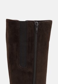 Gabor Botas - chocolate