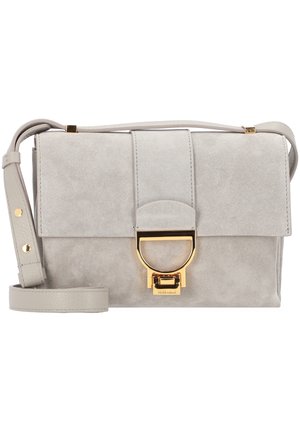 Sac bandoulière en daim gris clair avec une sangle ajustable et une boucle en D dorée sur le rabat avant.