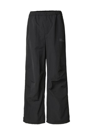 Czarne spodnie o szerokich nogawkach z elastycznym paskiem, wykonane z lekkiego materiału. Na lewej stronie znajduje się małe logo.