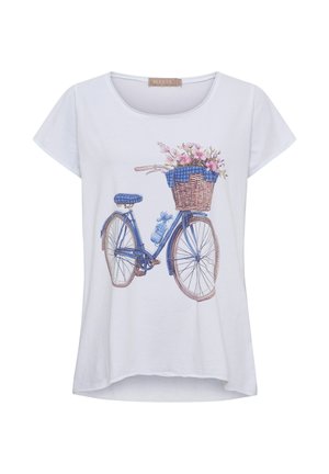 Hvid kortærmet skjorte med en blå vintage cykel med en flettet kurv fyldt med lyserøde blomster foran.