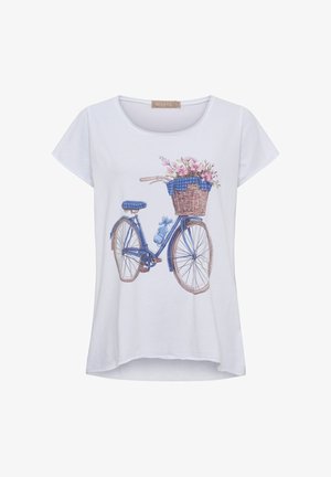 Hvid kortærmet skjorte med en blå vintage cykel med en flettet kurv fyldt med lyserøde blomster foran.