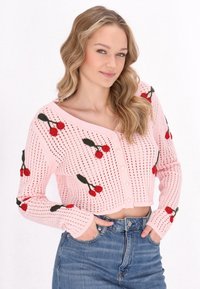 Cárdigan recortado de punto rosa con cierre de botones, que presenta un diseño de hojas verdes y cerezas rojas en las mangas. Textura estampada.