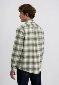 Langdonige geruite blouse met een groen-witte ruitpatroon, kraag, knoopmanchetten en een gebogen zoom. Stof lijkt lichtgewicht.