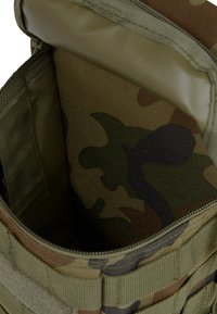 Pouch s kamuflažnim vzorcem v temno zeleni in rjavi tekstiliji. Ima zadrgo in ojačane šive. Notranjost je gladko podložena.