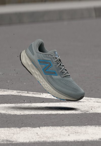New Balance EVOZ V4
