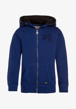 Niebieska bluza z kapturem zapinana na zamek, z czarnym wykończeniem kaptura, przednimi kieszeniami i logo "Petrol 73". Wykonana z miękkiego materiału o gładkiej teksturze.