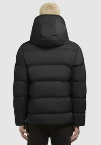 Schwarze Daunenjacke mit hohem Kragen und Kapuze, ausgestattet mit einem gesteppten Design, glatter Oberfläche und elastischen Bündchen.