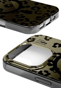 Husă de telefon cu model leopard, în negru și aur, margini transparente cu decupaje pentru cameră și butoane, având o textură netedă.
