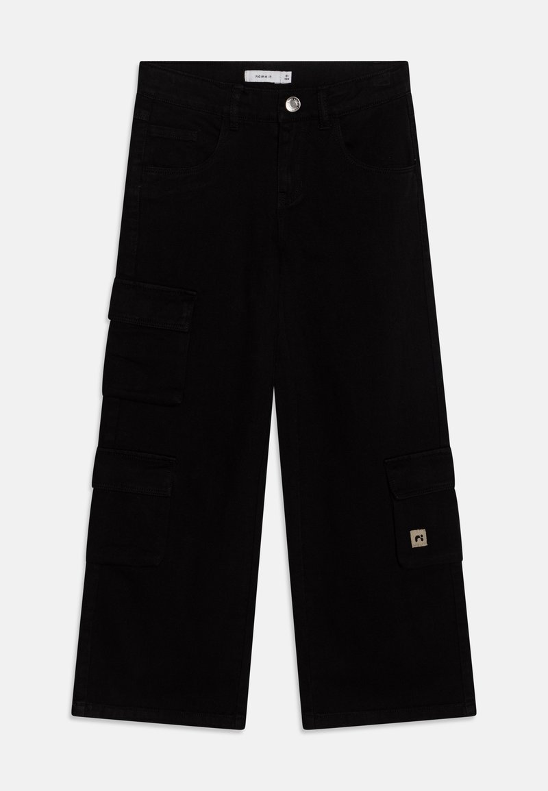 Pantalon cargo noir à jambes larges avec poches à rabat latérales, fermeture par boutons devant, passants pour ceinture et petite étiquette de marque sur le rabat de la poche droite.