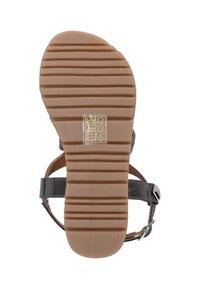 Bruine rubberen zool van een sandaal met horizontale groeven, voorzien van een metallic zilveren gesp en zwarte leren banden. Geen patronen of accenten.