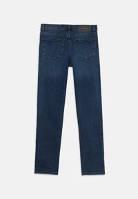 Mörkblå denimjeans med raka ben och två bakfickor liggande platt bakifrån på vit bakgrund.