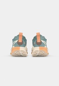 Sportschoenen met een teal bovenwerk, oranje accenten en een stevige crèmekleurige zool. Beschikt over een opvallende hieltab en abstracte witte ontwerpelementen.