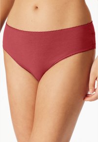 Culotte rouge en coton avec une décoration en dentelle le long de la taille et des ouvertures des jambes, présentant une texture lisse et un design sans coutures.