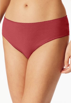 Rode katoenen hipster slipjes met decoratieve kantafwerking rondom de taille en beenopeningen, met een gladde textuur en een naadloos ontwerp.