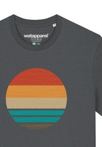 Dunkelgraues T-Shirt mit einem kreisförmigen Design und horizontalen Streifen in Rot, Orange, Gelb, Creme, Blaugrün und Braun. Weiche Stoffstruktur.