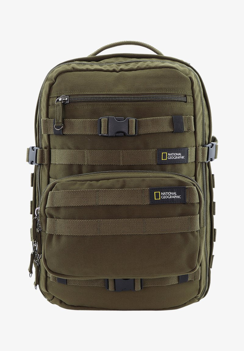 Olivgrüner Rucksack mit mehreren Reißverschlusstaschen, aus Nylonmaterial, verstellbaren Trägern und National Geographic-Logo, mit gewebten Akzenten.