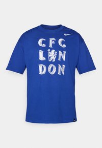 Blå bomulds t-shirt med rund halsudskæring. Har CFC LONDON tekst og et løvegrafik i hvid. Korte ærmer og lige kantdesign.