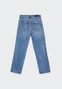 Ljusblå denimjeans med rak bendesign, som har två bakfickor och minimala sömnadsdetaljer.