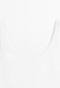 Weißes Tanktop mit weitem Ausschnitt und breiten Trägern. Hergestellt aus weichem, leichtem Baumwollstoff, mit einer glatten, gleichmäßigen Textur.