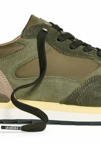 Sneaker verde oliva con materiale scamosciato e mesh, dettagli neri, punta rotonda e una spessa suola bianca. I lacci neri sono annodati in modo lasco.