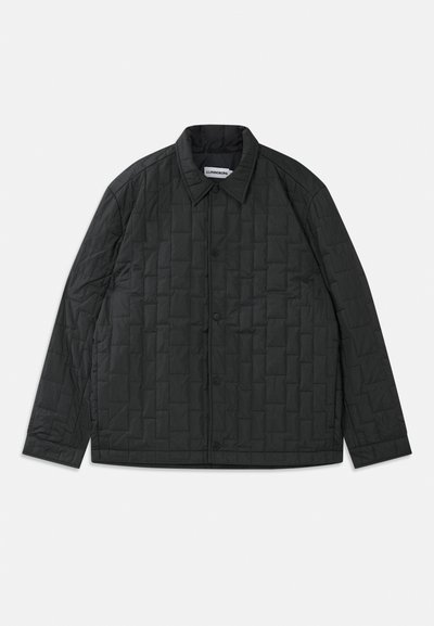 Juodas siuvinėtas švarkelis su sagų uždarymu, platesniu koloriumi, ilgomis rankovėmis ir tekstūruotu raštu. Lengvas audinys su moderniu dizainu.