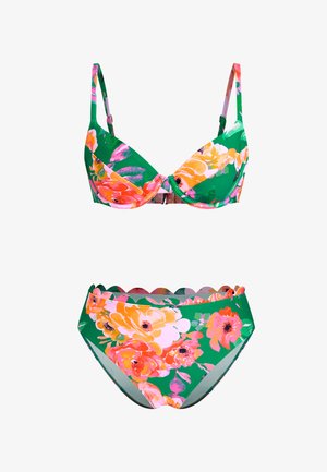 Conjunto de bikini floral con una base verde decorada con vibrantes flores en tonos rosa y naranja, tirantes ajustables y bordes festoneados en la parte inferior de cintura alta.