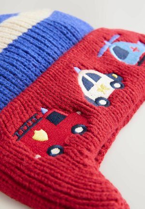 Strickmütze mit einem blau-weißen gestreiften Oberteil und einem roten unteren Teil, verziert mit gestickten Feuerwehrautos und Polizeiwagen.