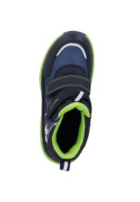 Scarpa sportiva blu realizzata in mesh e materiali sintetici. Presenta una fascetta in Velcro, accenti verdi e un colletto imbottito per il comfort.