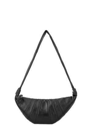 Zwarte leren schoudertas in halvemaanvorm met gestikte paneeldetails en een lange, geknoopte riem.