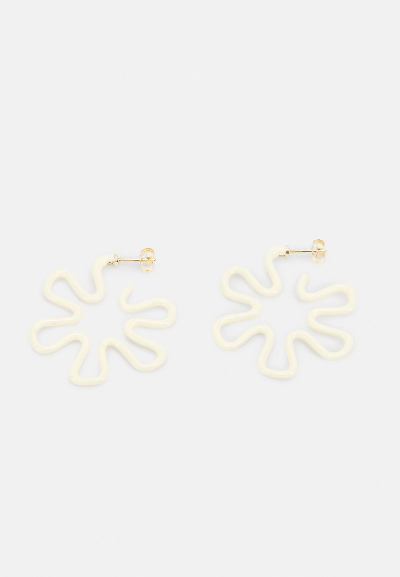 Cremefarbene Acryl-Ohrringe mit wellenförmigen, blütenblattähnlichen Formen und goldfarbenem Zubehör. Leichtes Design mit glatter Oberflächenstruktur.