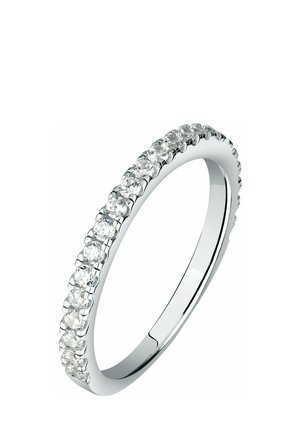 Silberner Ring mit einem durchgehenden Band kleiner runder klarer Edelsteine, die entlang der oberen Hälfte eingezogen sind.