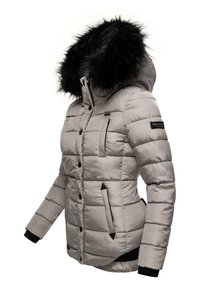 Chaqueta gris acolchada con capucha de piel sintética negra, cierre de cremallera y botón, bolsillos planos y puños negros acanalados. Diseño ligero y acolchado.