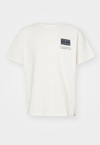 Tommy Jeans ESSENTIAL FLAG TEE - T-shirt con stampa - ancient white