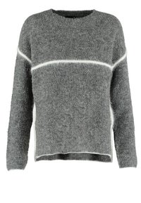 Pull gris en maille avec texture duveteuse, col large, manches longues et une bande blanche horizontale traversant la poitrine. Coupe courte.