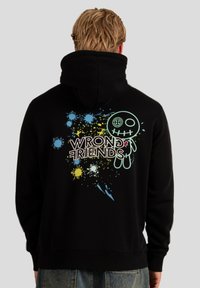 Felpa nera con cappuccio con una grande grafica colorata che presenta motivi di schizzi e il testo "WRONG FRIENDS", insieme a un design di personaggio stilizzato.