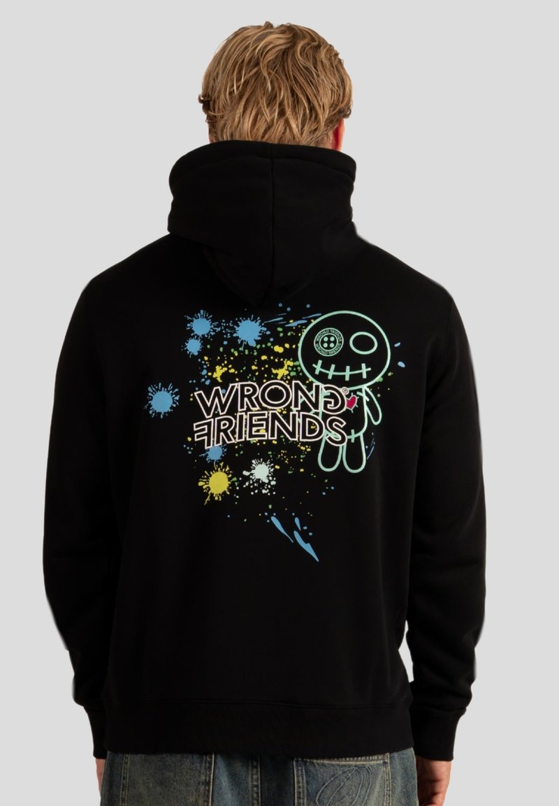Felpa nera con cappuccio con una grande grafica colorata che presenta motivi di schizzi e il testo "WRONG FRIENDS", insieme a un design di personaggio stilizzato.