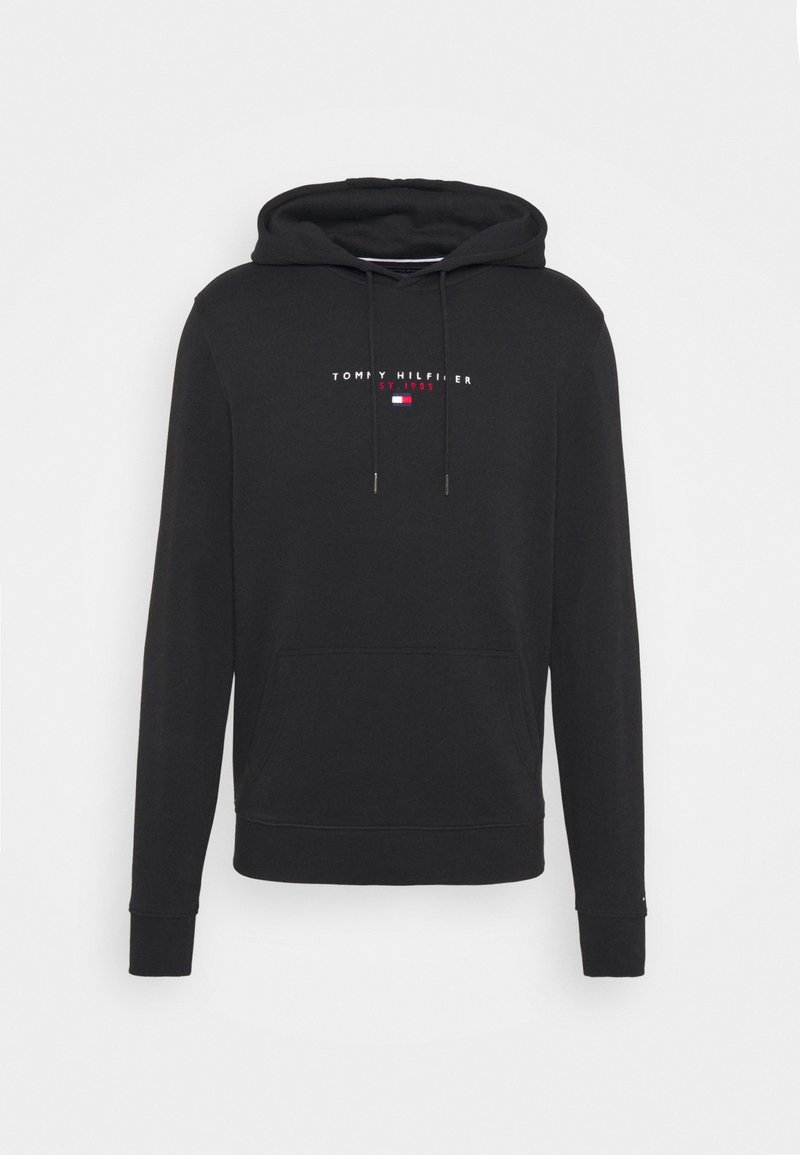Sweat à capuche noir à manches longues avec poche kangourou à l'avant, cordons et texte et logo "Tommy Hilfiger Est. 1985" sur la poitrine.