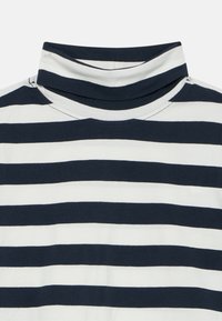 Navy und weiße gestreifte Rollkragenpullover mit einer weichen Baumwolltextur, hohem Kragen und gleichmäßig verteilten horizontalen Streifen.