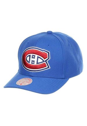 Blaues Baseballcap mit einem großen, gestickten roten und weißen "C"-Logo auf der Vorderseite, mit einem gebogenen Schild und verstellbarem Riemen.