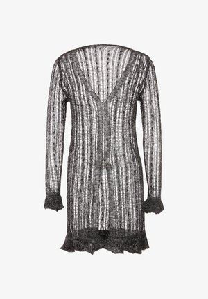 Fekete csipke kardigán V nyakkal, hosszú ujjakkal és hullámos széllel. Csíkos mintázatú és nyitott elülső kialakítással rendelkezik. Átlátszó textúra.