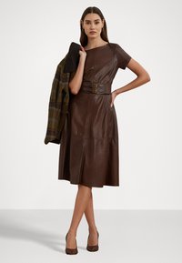 Lauren Ralph Lauren Petite LAMBSKIN FIT AND FLARE DRESS - Denné šaty - dark mahogany
