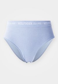 Světle modré bavlněné hipster kalhotky s žebrovanou strukturou, s bílým logem na pásku, který zní "HILFIGER Est. 1985".