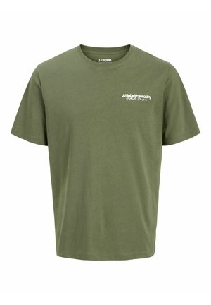 Olívazöld rövidujjú póló fehér "JJ Rebel Philosophy" felirattal a bal mellkason és "JJ Rebel" felirattal a belső galléron.
