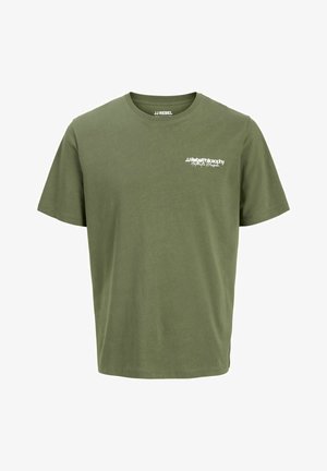 T-shirt verde oliva a maniche corte con la scritta bianca "JJ Rebel Philosophy" sul petto a sinistra e "JJ Rebel" sul colletto interno.