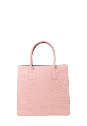 Roze krokodilstructuur leren tote bag met twee handvatten aan de bovenkant, rechthoekige vorm en een gladde textuur. Minimalistisch ontwerp met subtiele branding.