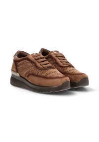 Las zapatillas de ante marrón presentan una forma redondeada, un diseño perforado para ventilación y una suela de goma gris gruesa para mayor comodidad.